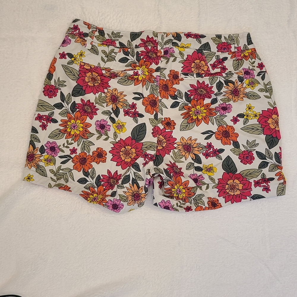 St. John’s Bay Floral Mid-Rise Shorts | 5” Inseam | Summer Print | Size 6 - Picture 3 of 4